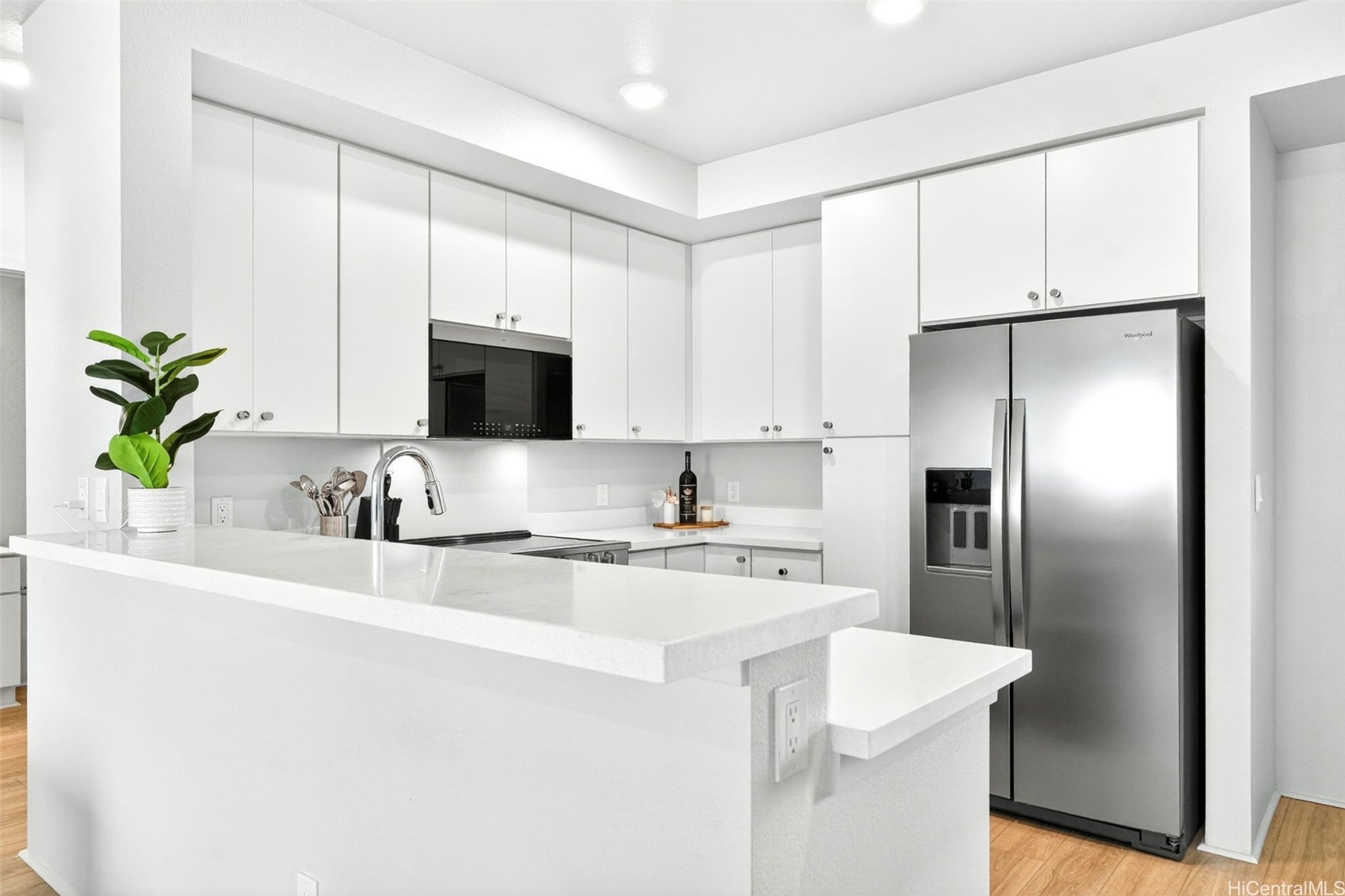 Welcome home to this beautifully maintained corner townhome at Kapili – image 4