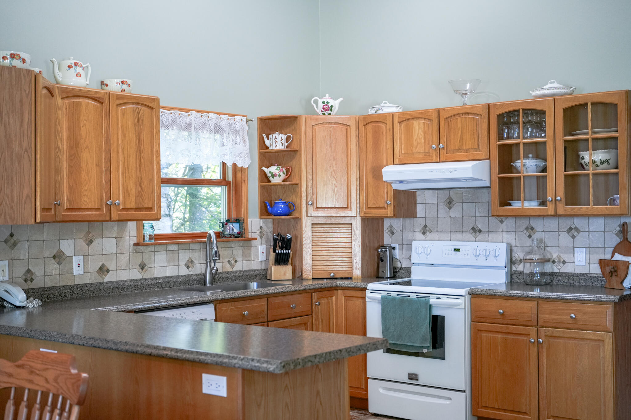 This one-owner ranch home on Lake Huron offers a perfect blend of comf – image 9