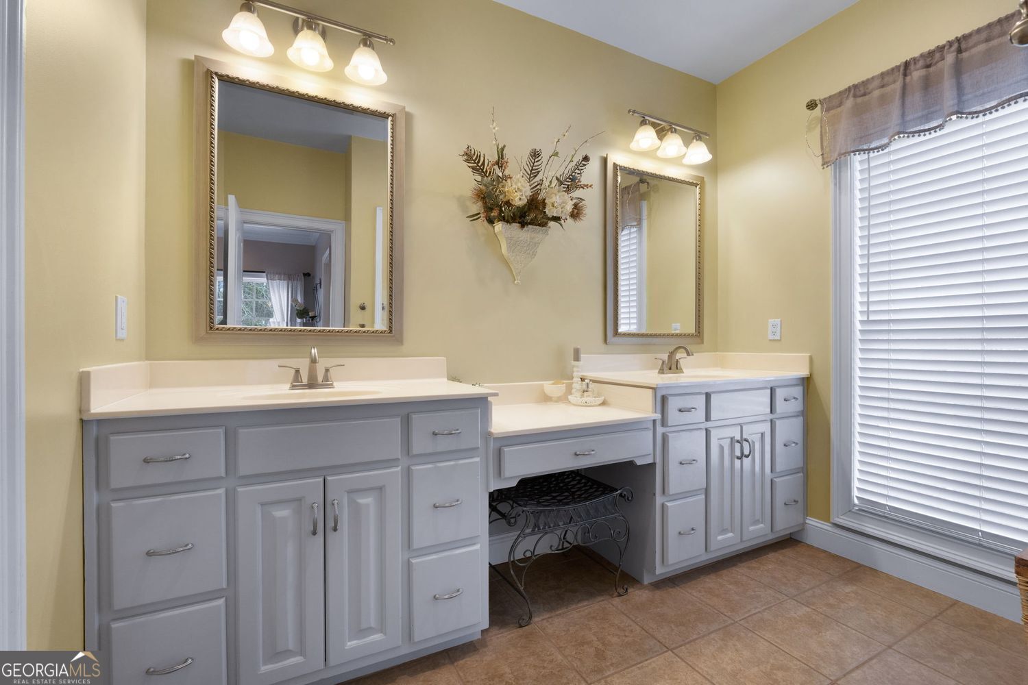 No HOA or restrictions! Full basement w/in-law suite! All Brick! Come – image 23