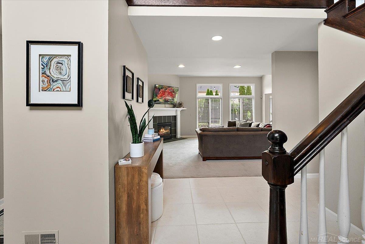 Rare find! Beautiful 4 Bedrom Split Level home with inground pool loca – image 16