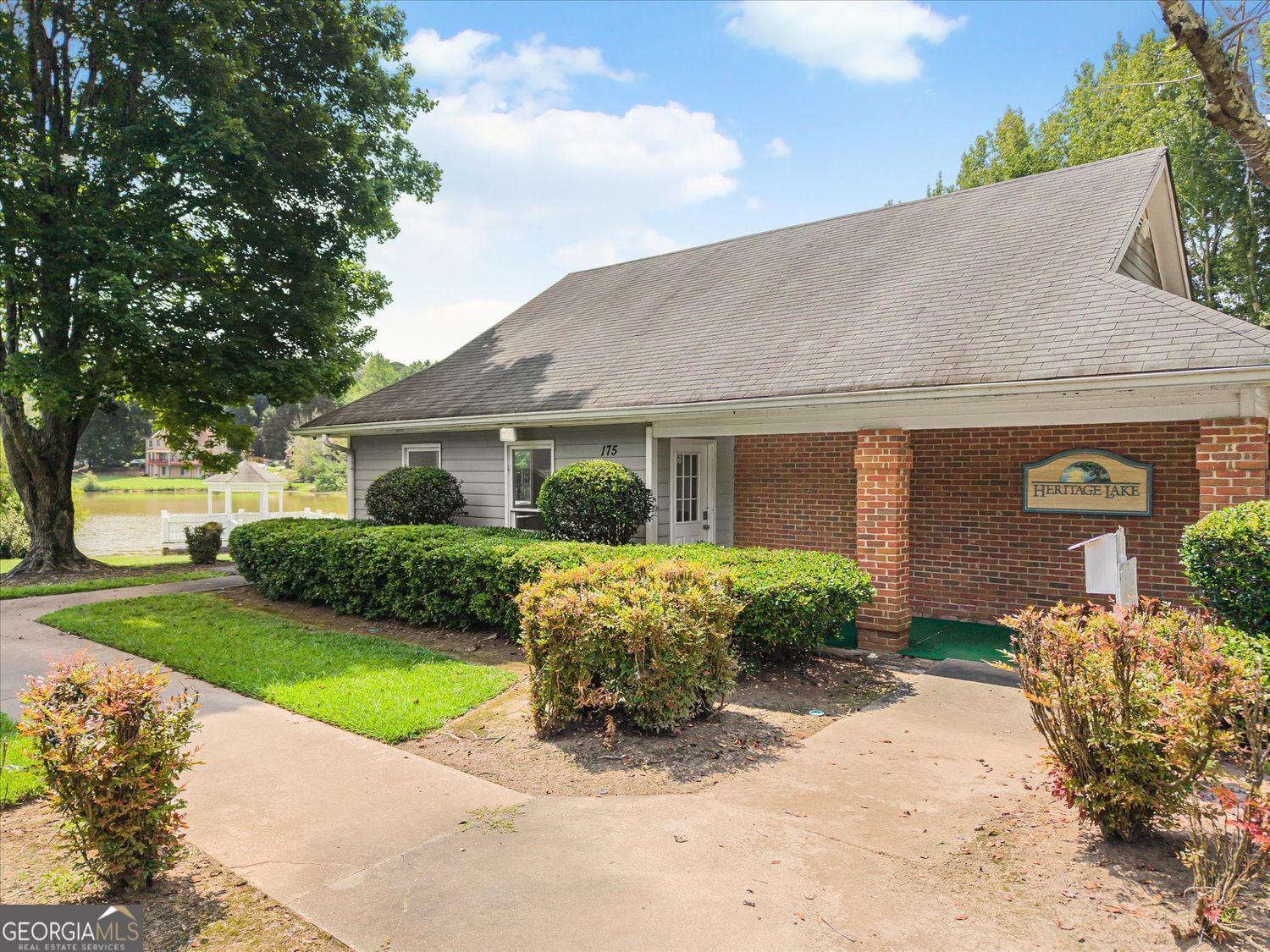 Fully finished basement with refined lakefront living in this beautifu – image 20