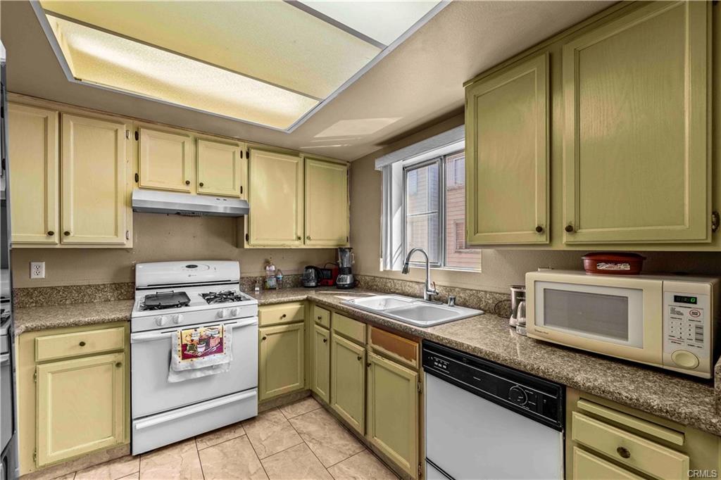 Beautiful condominium with 3 bedrooms and 3 bathrooms. A place for a h – image 8