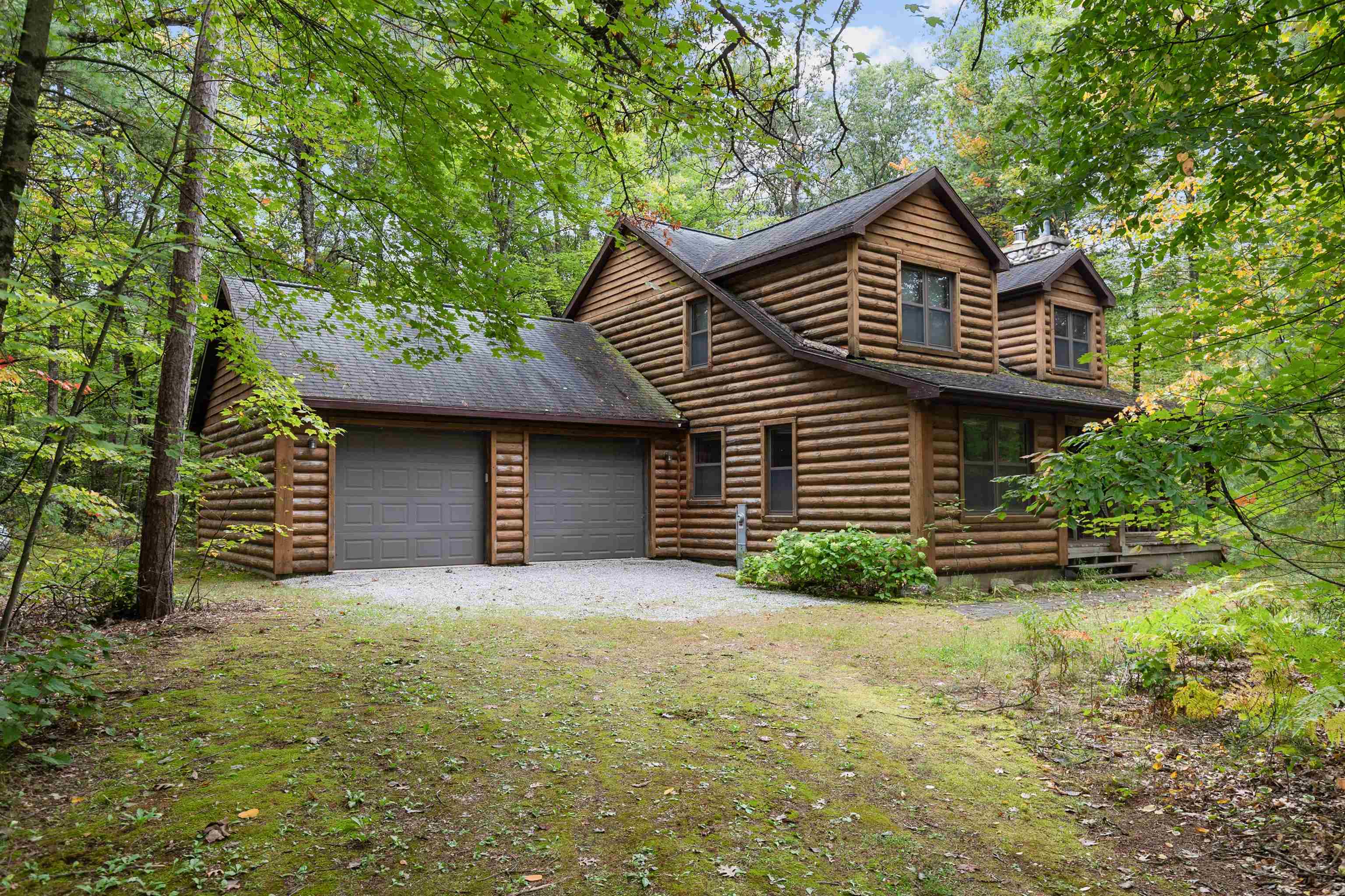 Experience the best of Legend Lake in this charming 1.5-story cottage. – image 3