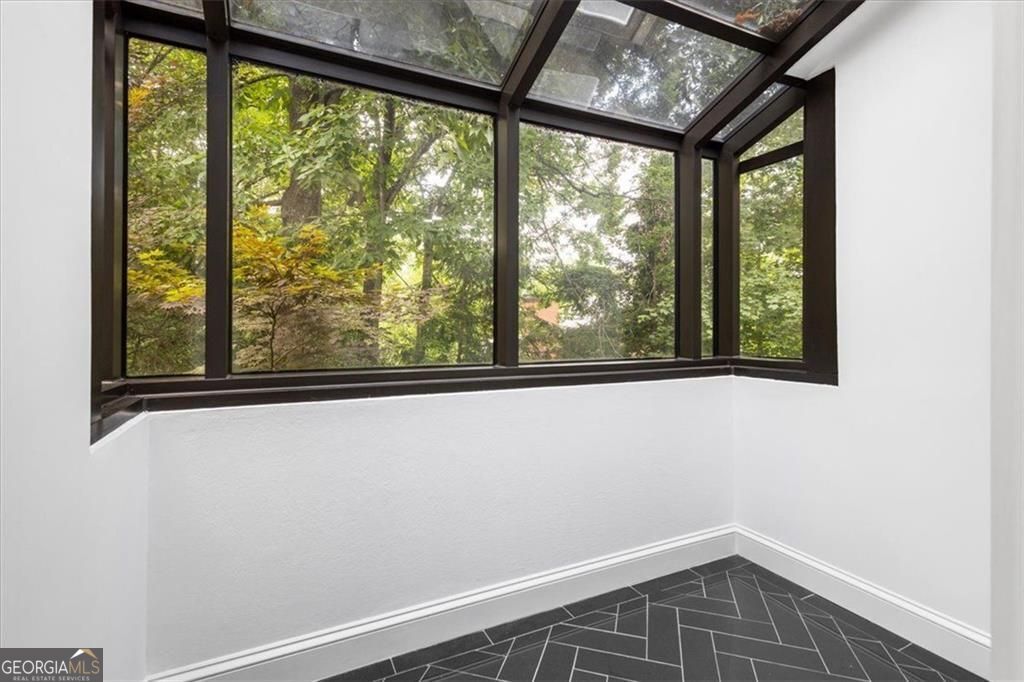 Gracious proportions and well-defined living spaces offer the perfect – image 48