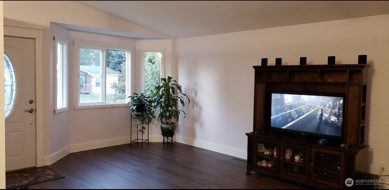 Welcome to this inviting single-level home featuring 3 bedrooms, 2 bat – image 2