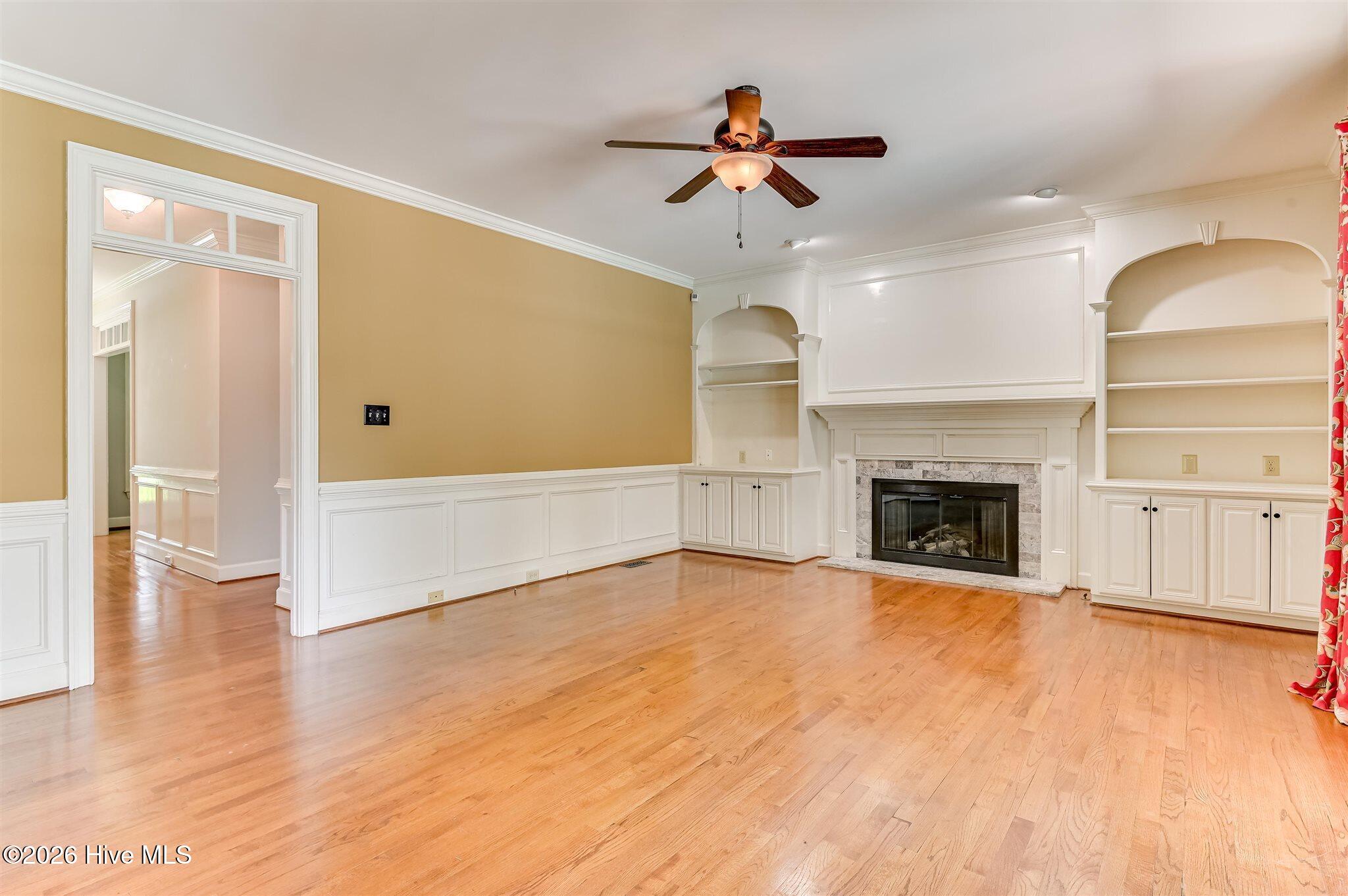 Welcome to this stunning brick home nestled on a quiet cul-de-sac in t – image 13