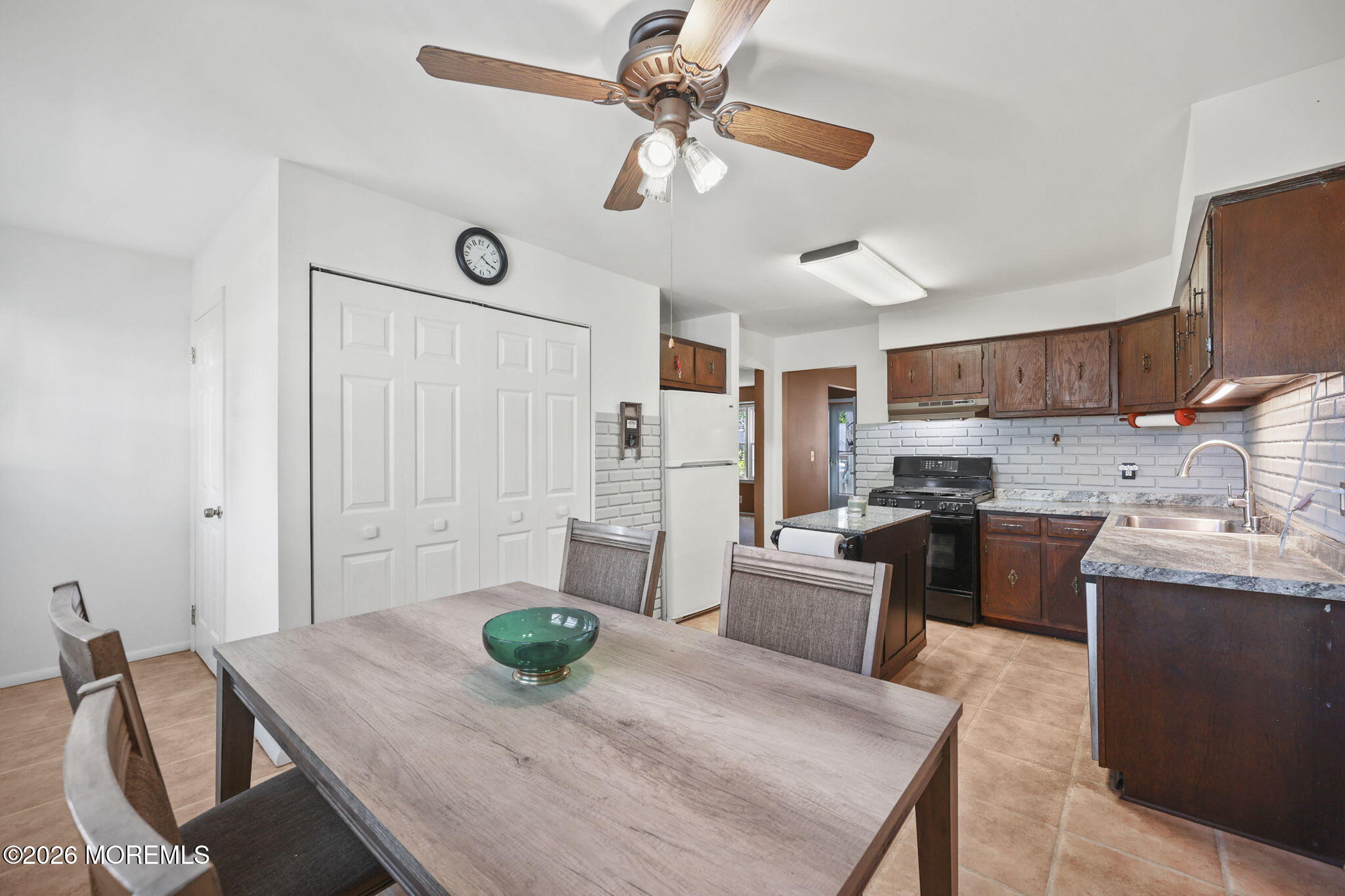 Opportunity awaits,this spacious ranch-style home offers 3 bedrooms, 1 – image 5