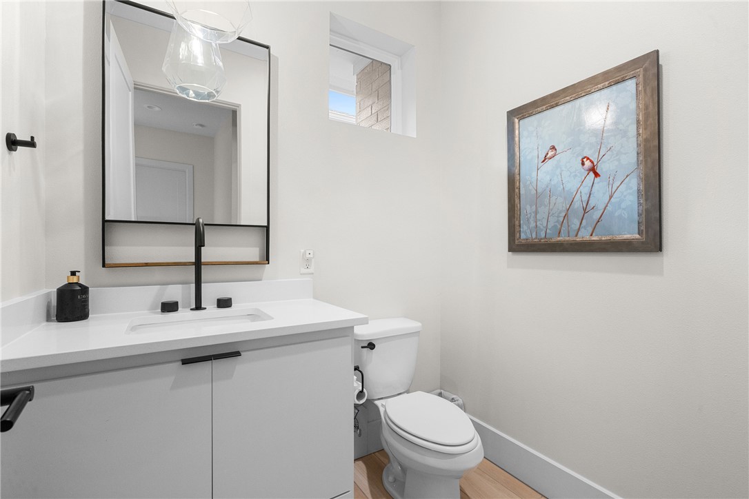 This stunning 4-bedroom, 4.5-bath modern home in Greens Prairie Reserv – image 30