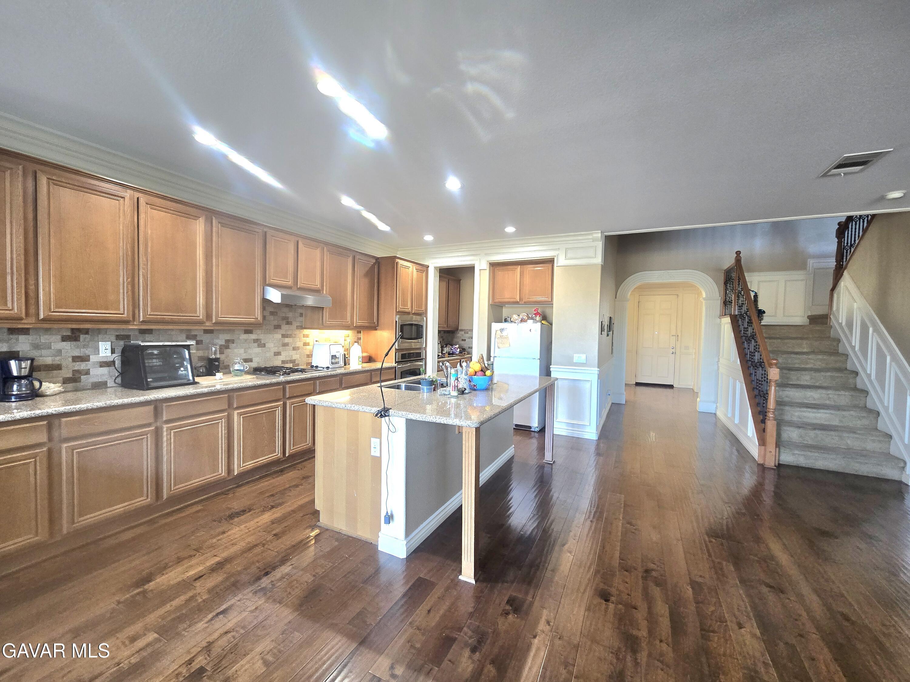 Stunning 5-bedroom, 4-bathroom, 2-story single-family home in the high – image 14