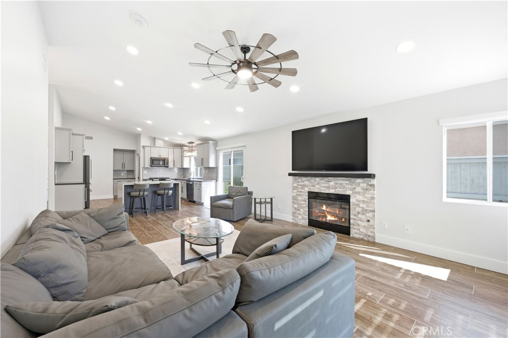Welcome to resort-style living in The Colony, one of Murrietas most de – image 17