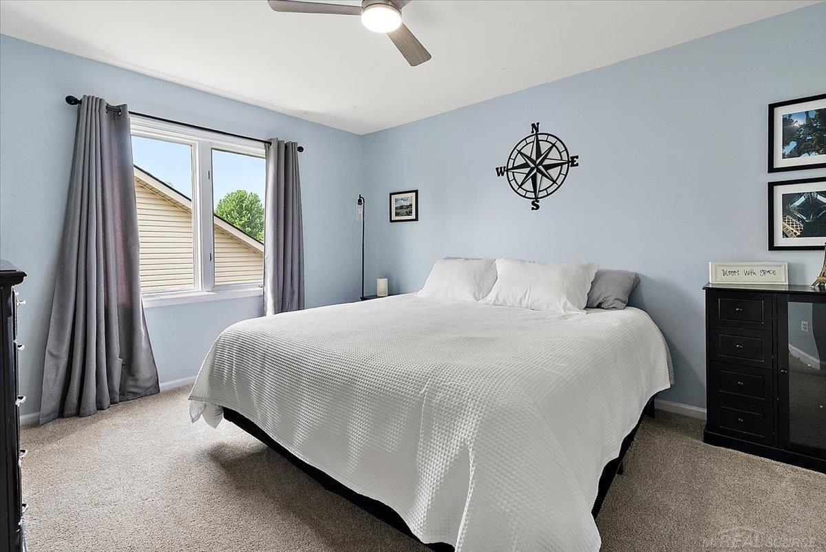 Rare find! Beautiful 4 Bedrom Split Level home with inground pool loca – image 41