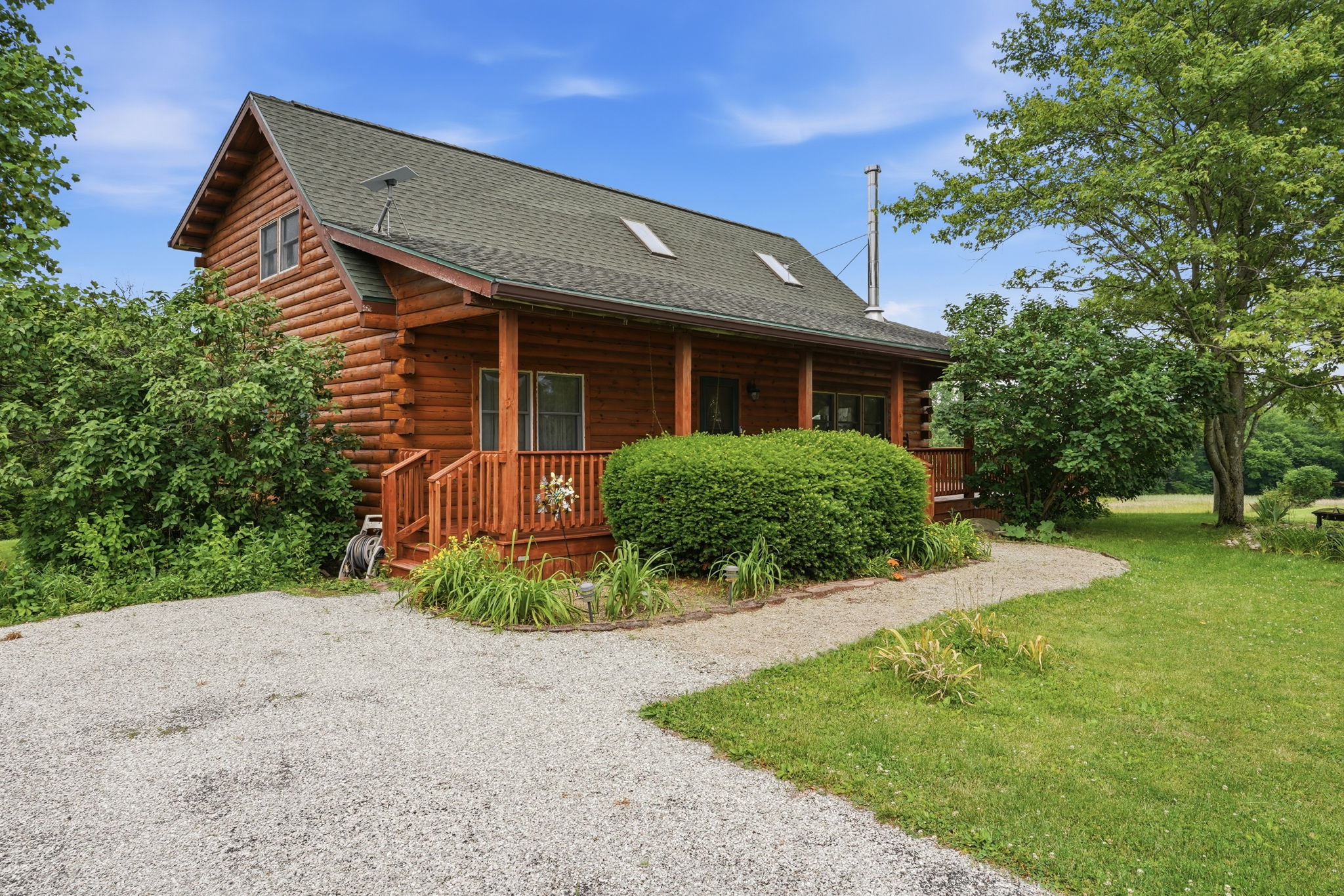 Log Cabin Retreat on 5 AcresEscape to your own private oasis tucked aw – image 1