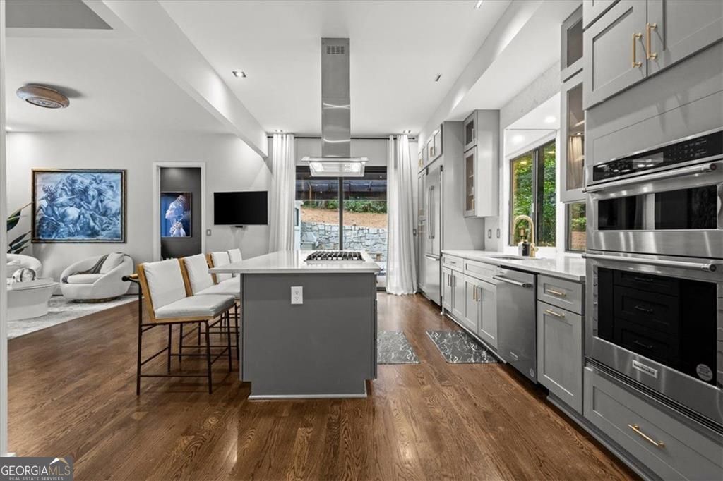 Gracious proportions and well-defined living spaces offer the perfect – image 9