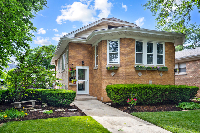 Meticulously maintained and thoughtfully updated, this charming Chicag – image 1