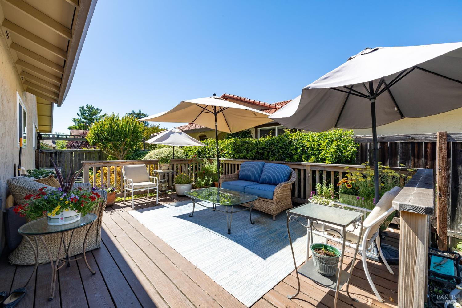 Welcome to 274 Beech Avenue, a beautifully maintained single-story hom – image 40