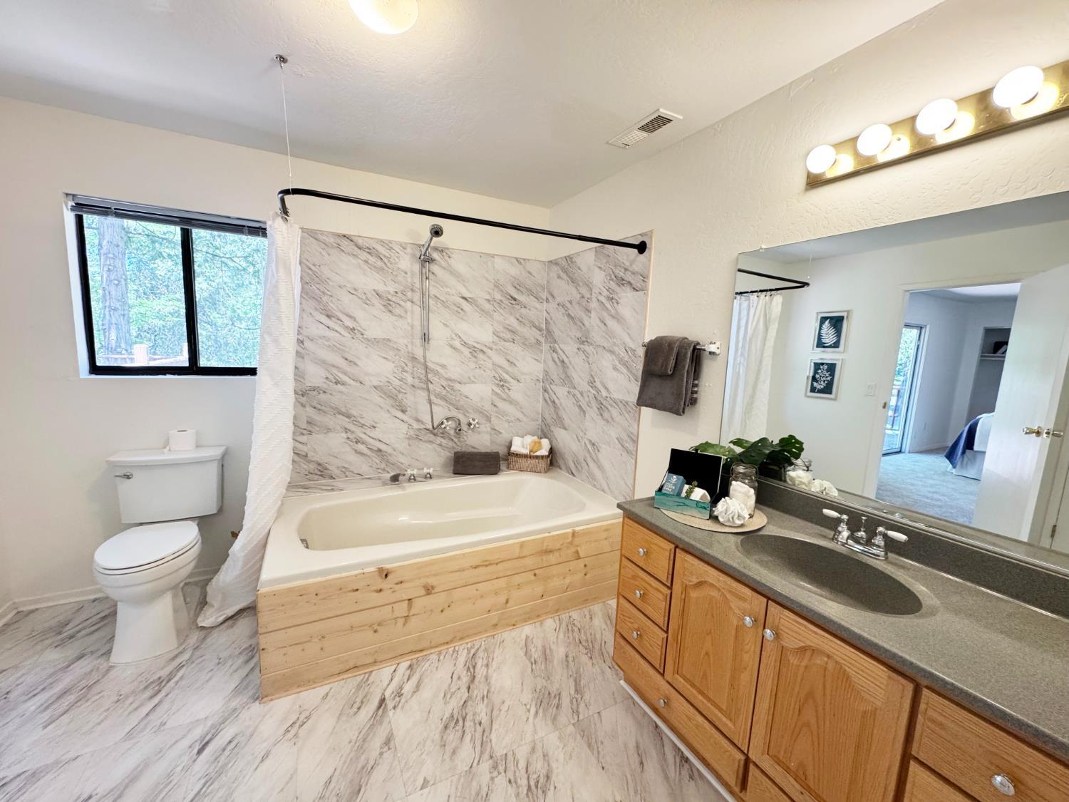 Come enjoy the privacy of this tucked-away home, perfectly positioned – image 7
