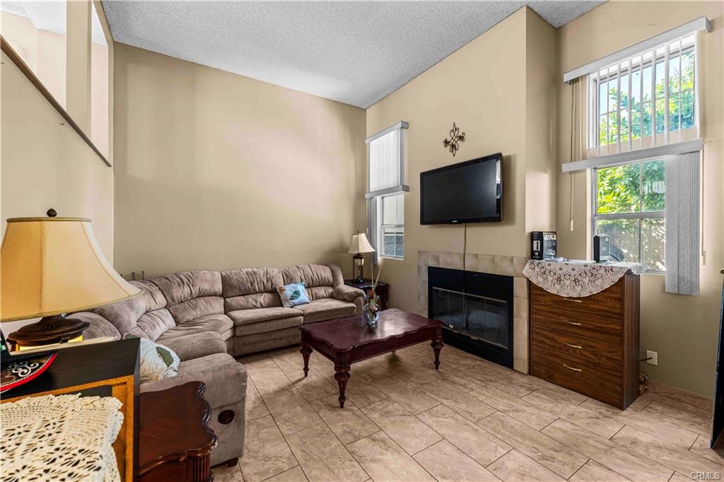 Beautiful condominium with 3 bedrooms and 3 bathrooms. A place for a h – image 4