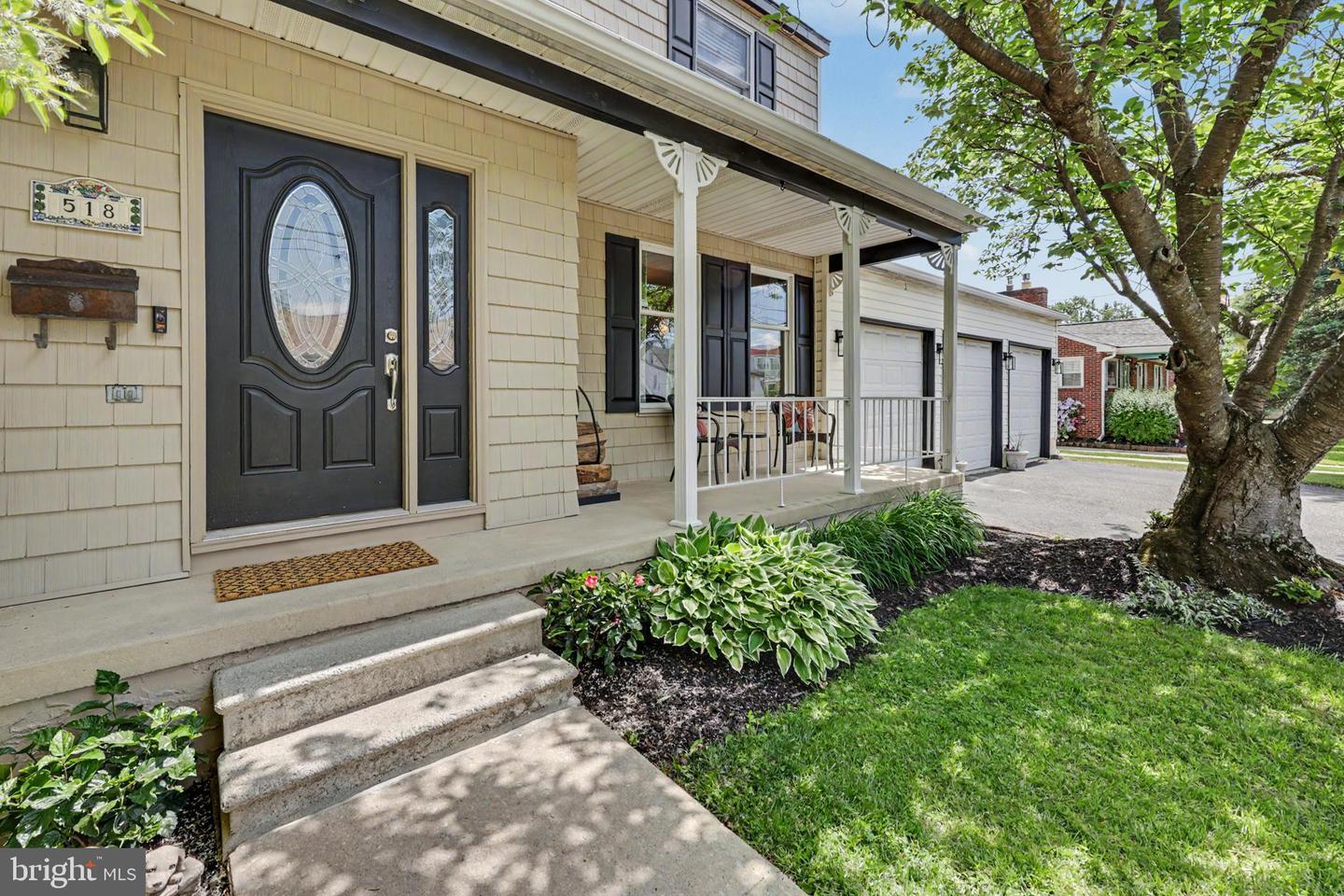Located in the Ridley school district, dont wait to see this spacious, – image 4
