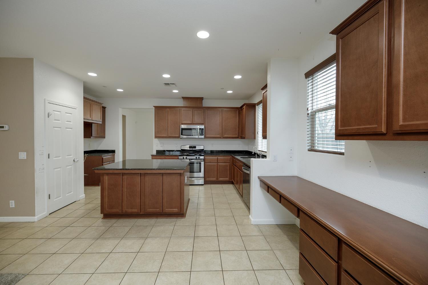 Located in a highly desirable neighborhood, this well-maintained home – image 11