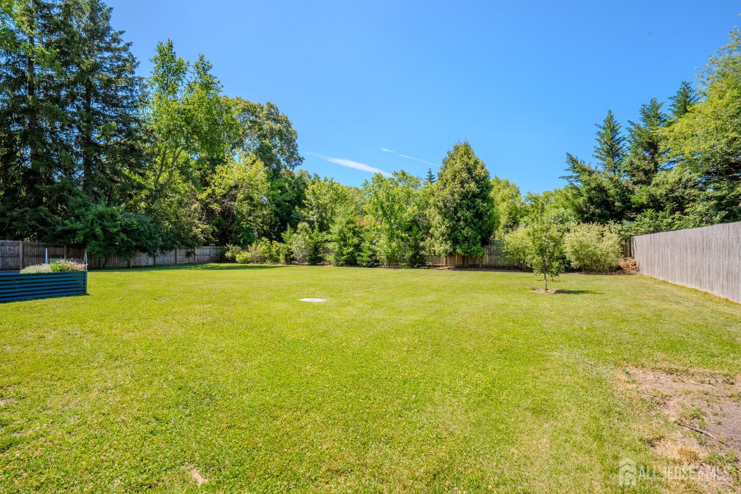 This lovely Cape Cod-style home is located in the highly desirable Far – image 31