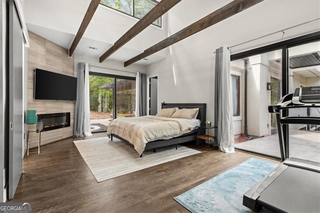 Gracious proportions and well-defined living spaces offer the perfect – image 33