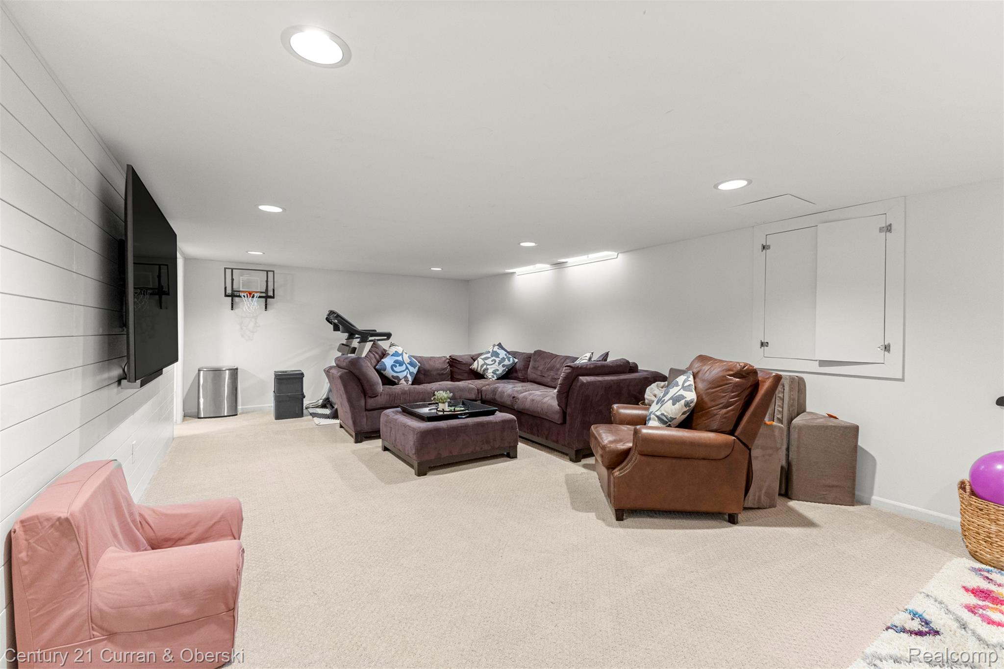 Welcome to 30999 Sudbury Street in Farmington Hills. This beautifully – image 43