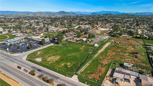 Exceptional mixed-use / commercial opportunity on an expansive approxi – image 3