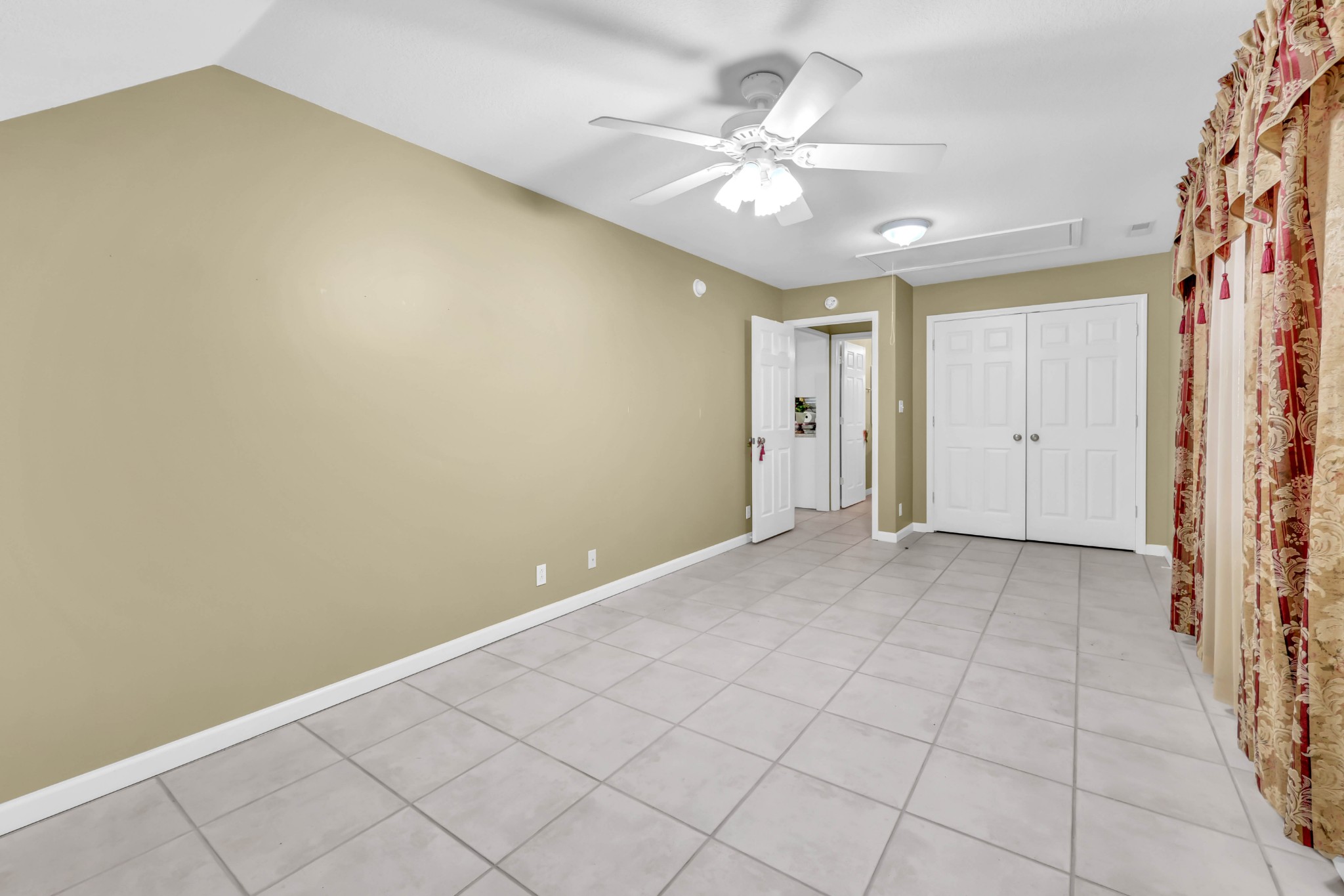 Come & make this One-Level All-Brick Custom Ranch with Bonus Room Car – image 22