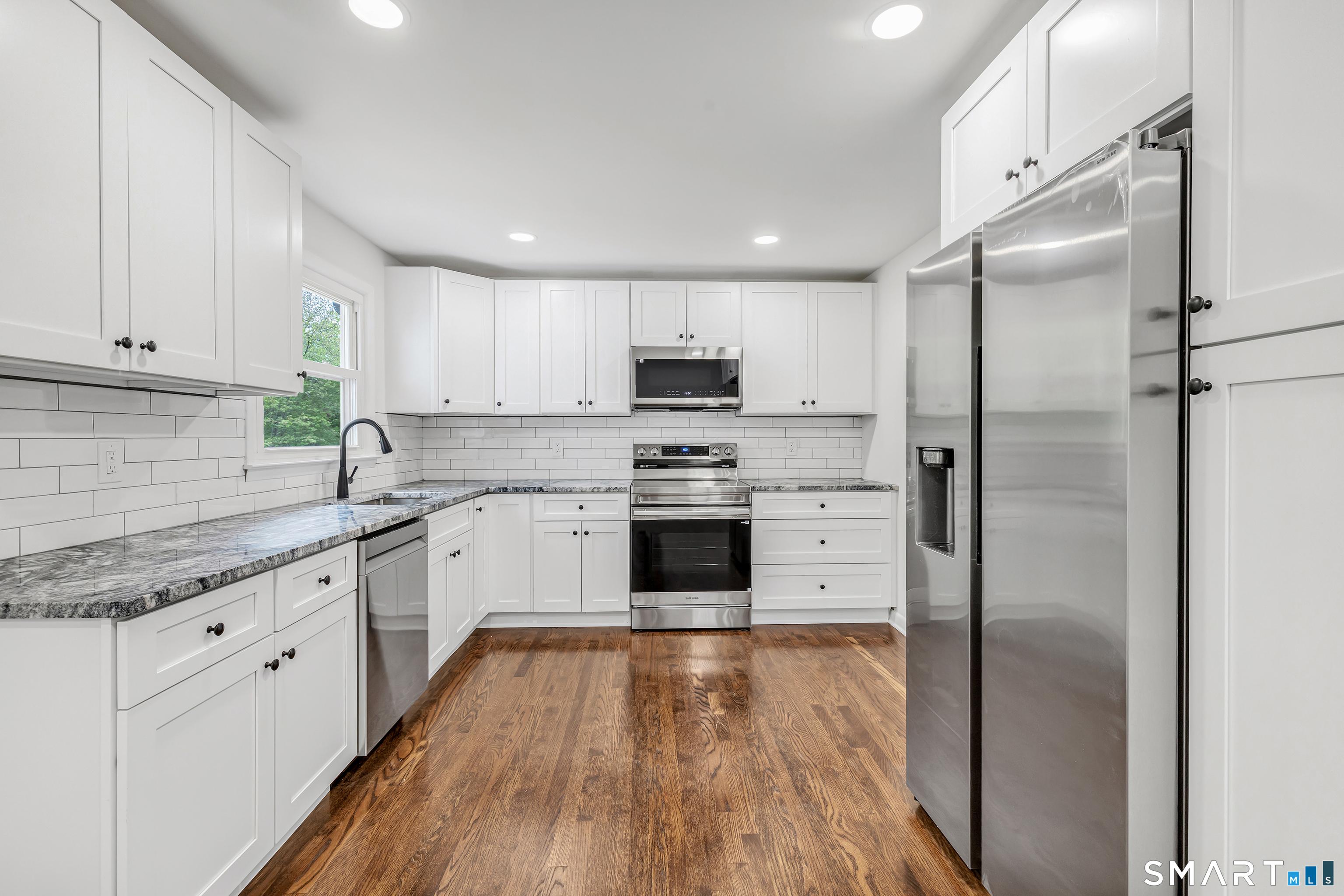 Welcome to 7 Longview Road, located in the desirable Sandy Hook sectio – image 10