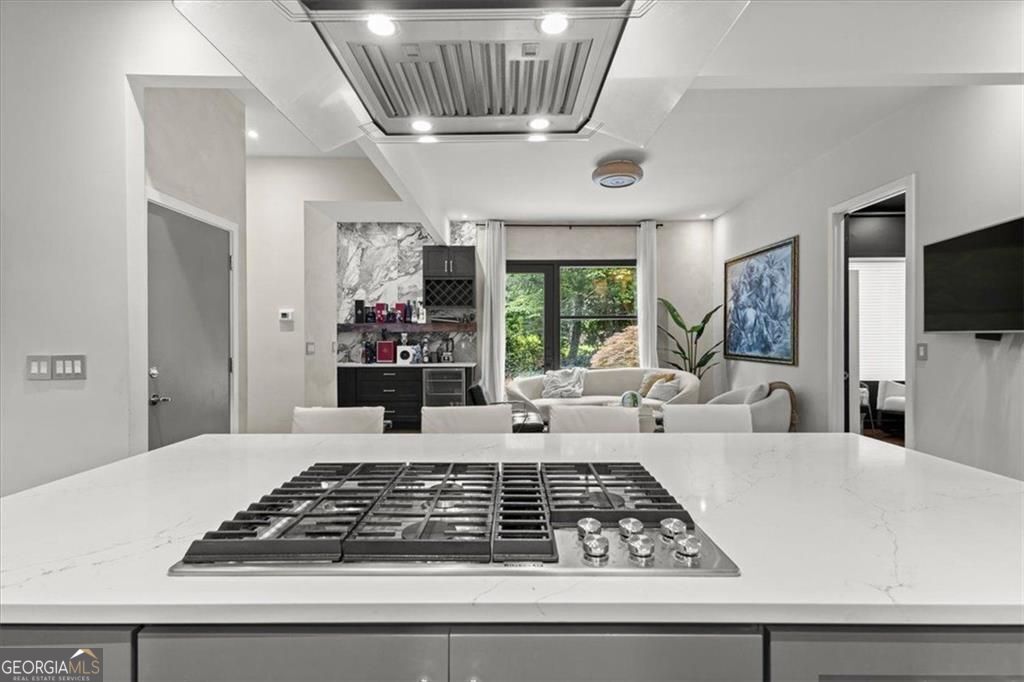 Gracious proportions and well-defined living spaces offer the perfect – image 15