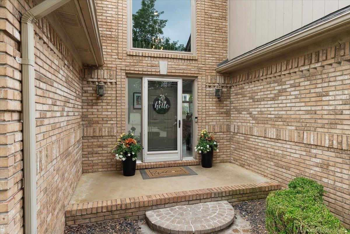 Rare find! Beautiful 4 Bedrom Split Level home with inground pool loca – image 7