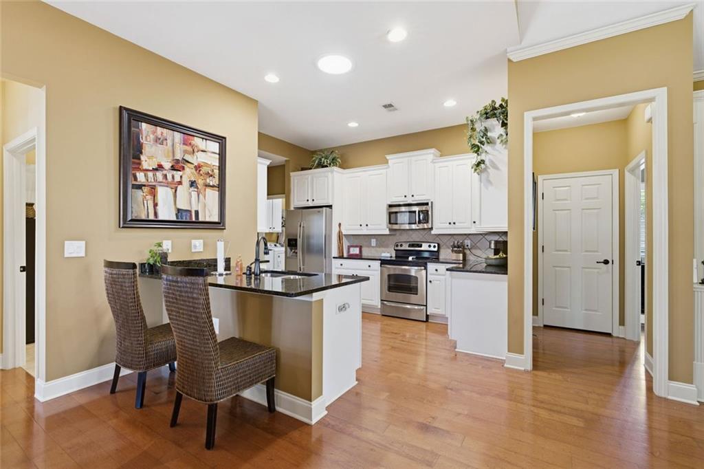 Welcome to this lovely home in the highly sought-after Orchards of Bra – image 9
