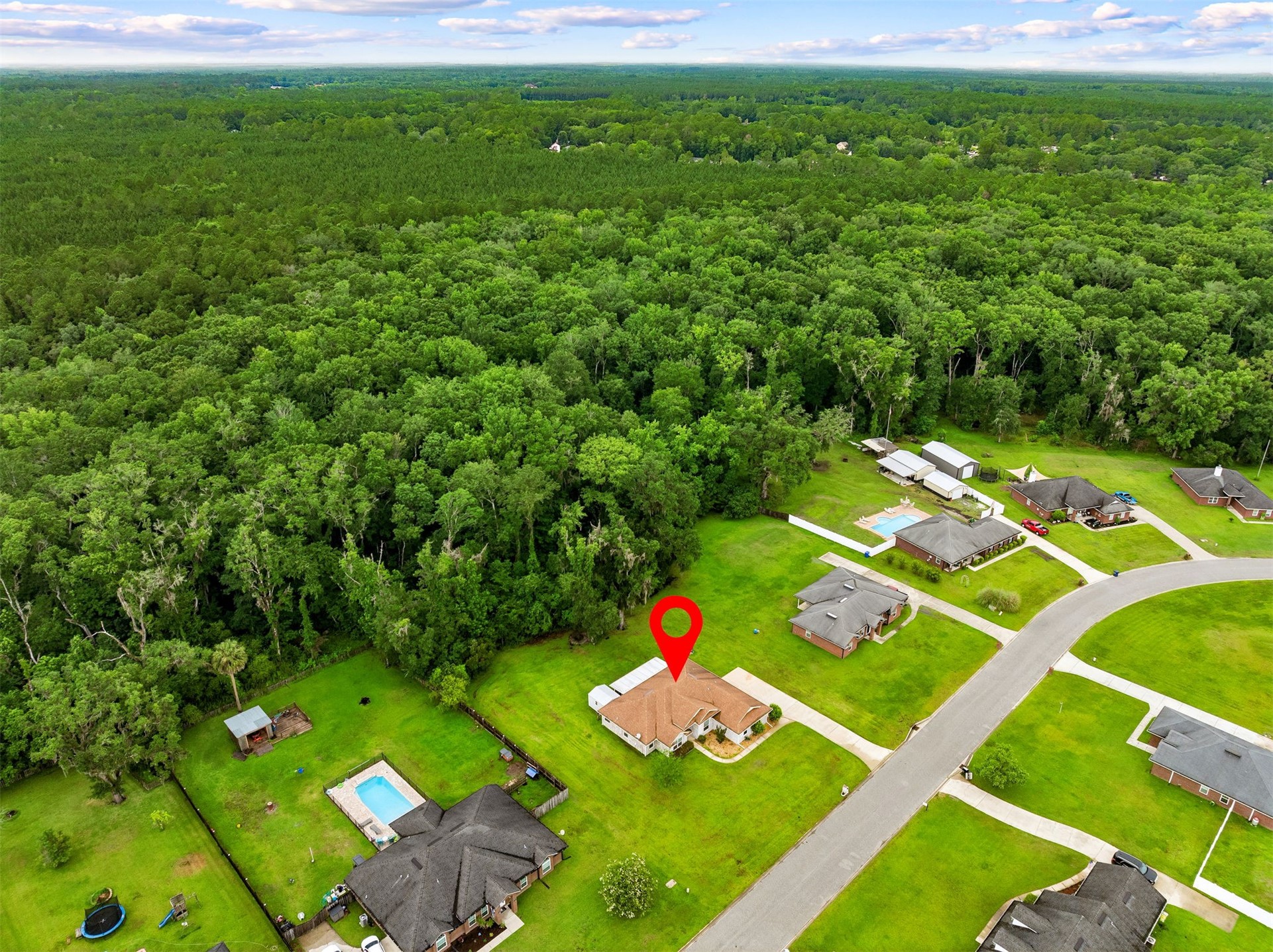 Tired of choosing between a backyard and a commute? At 54079 Amblerwoo – image 59
