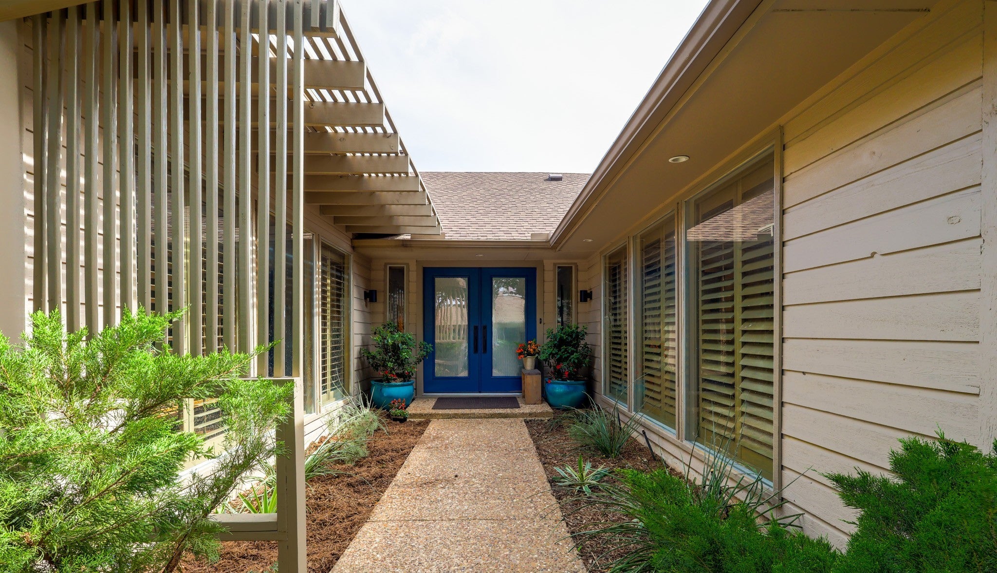 PRICED TO SELL! Practicality meets elegance in this Far North Dallas h – image 2