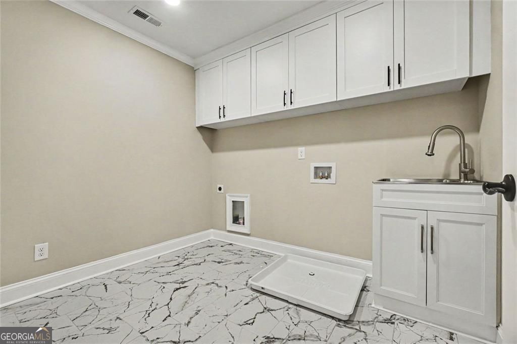 Welcome to this beautifully designed two-story home conveniently locat – image 24