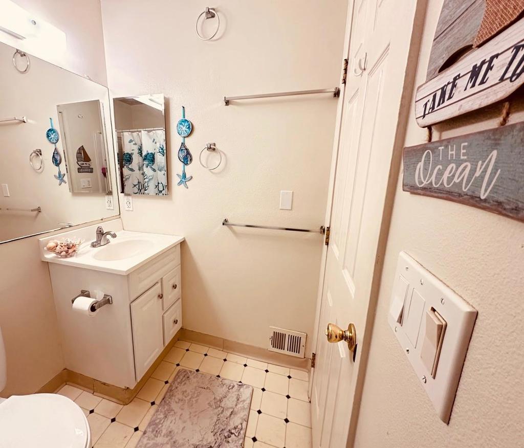 Who Wouldnt Want to live in desirable Capitola Knolls Community! Nestl – image 10