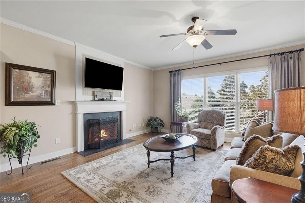 $5000 to BUYERS closing costs with acceptable offer! Beautiful east fa – image 4