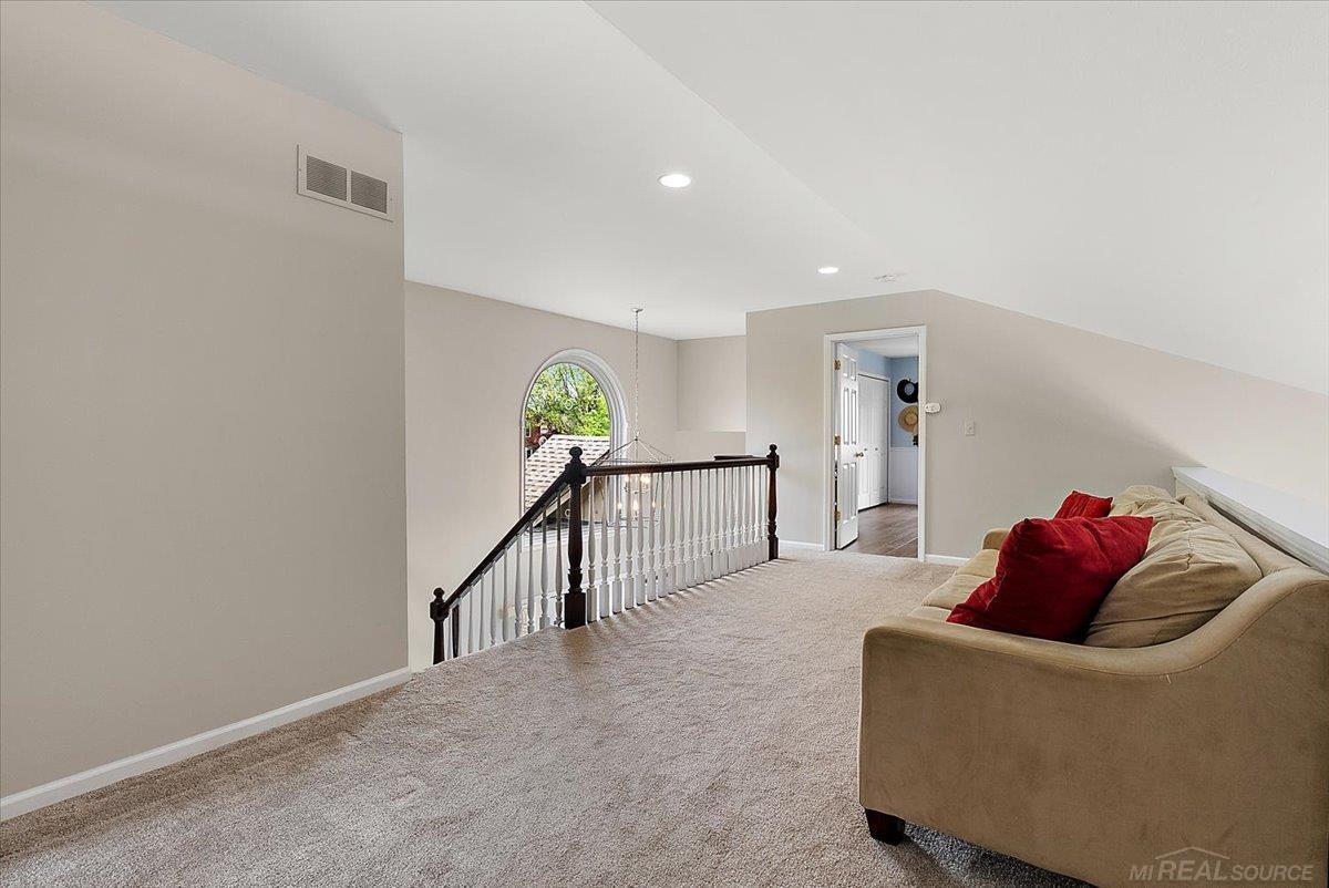 Rare find! Beautiful 4 Bedrom Split Level home with inground pool loca – image 37