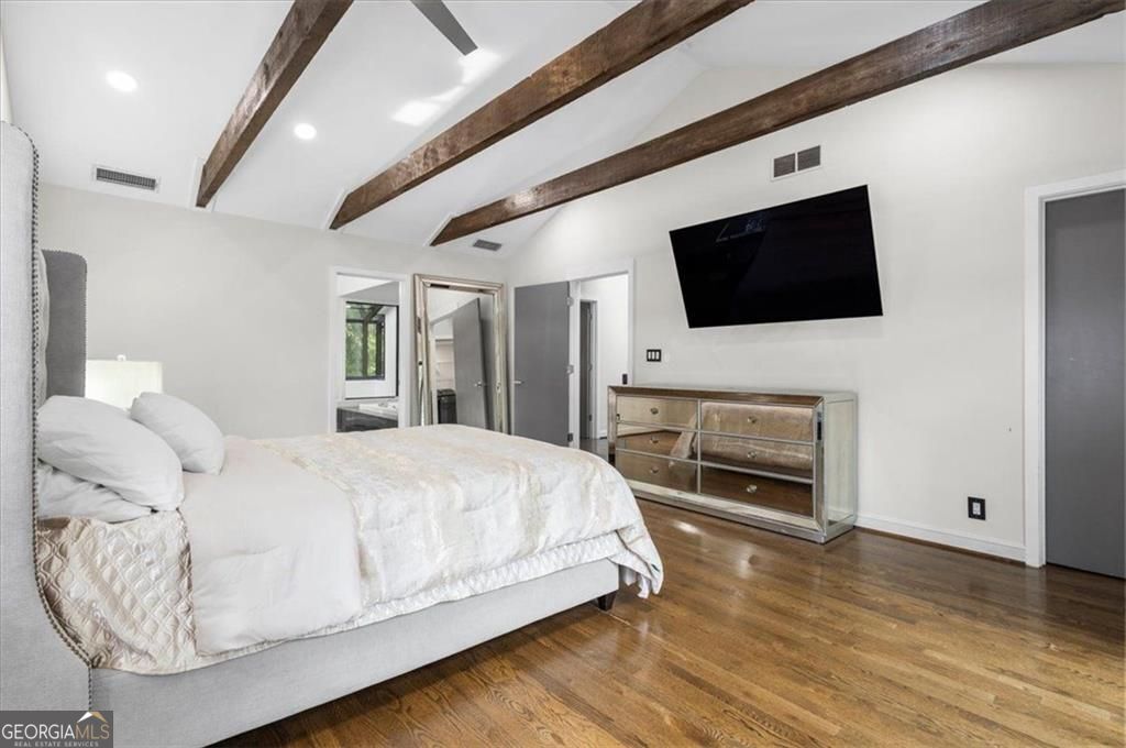 Gracious proportions and well-defined living spaces offer the perfect – image 51