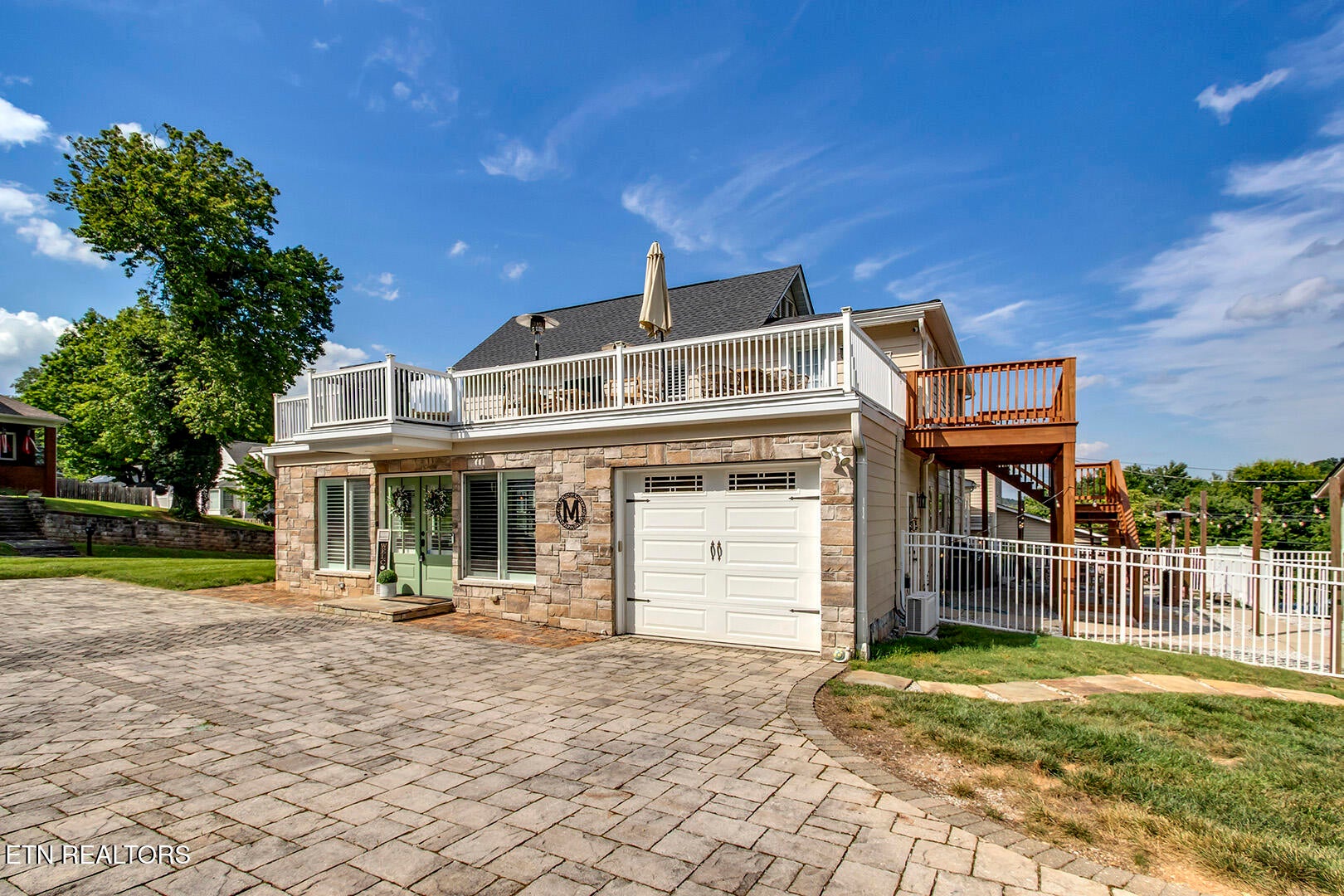 Are you looking for an adorable home with character, comfort, and styl – image 3