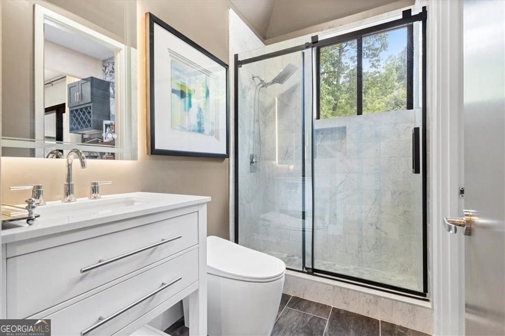 Gracious proportions and well-defined living spaces offer the perfect – image 24