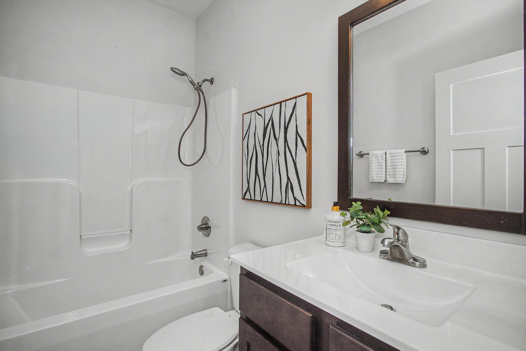 Beautifully crafted 1-story walk-out home in the highly desirable Sout – image 22