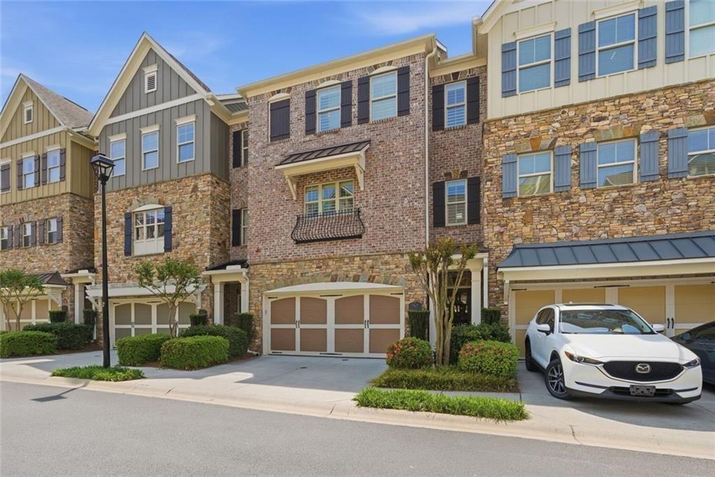 This beautifully maintained townhome in Sandy Springs offers an except – image 3