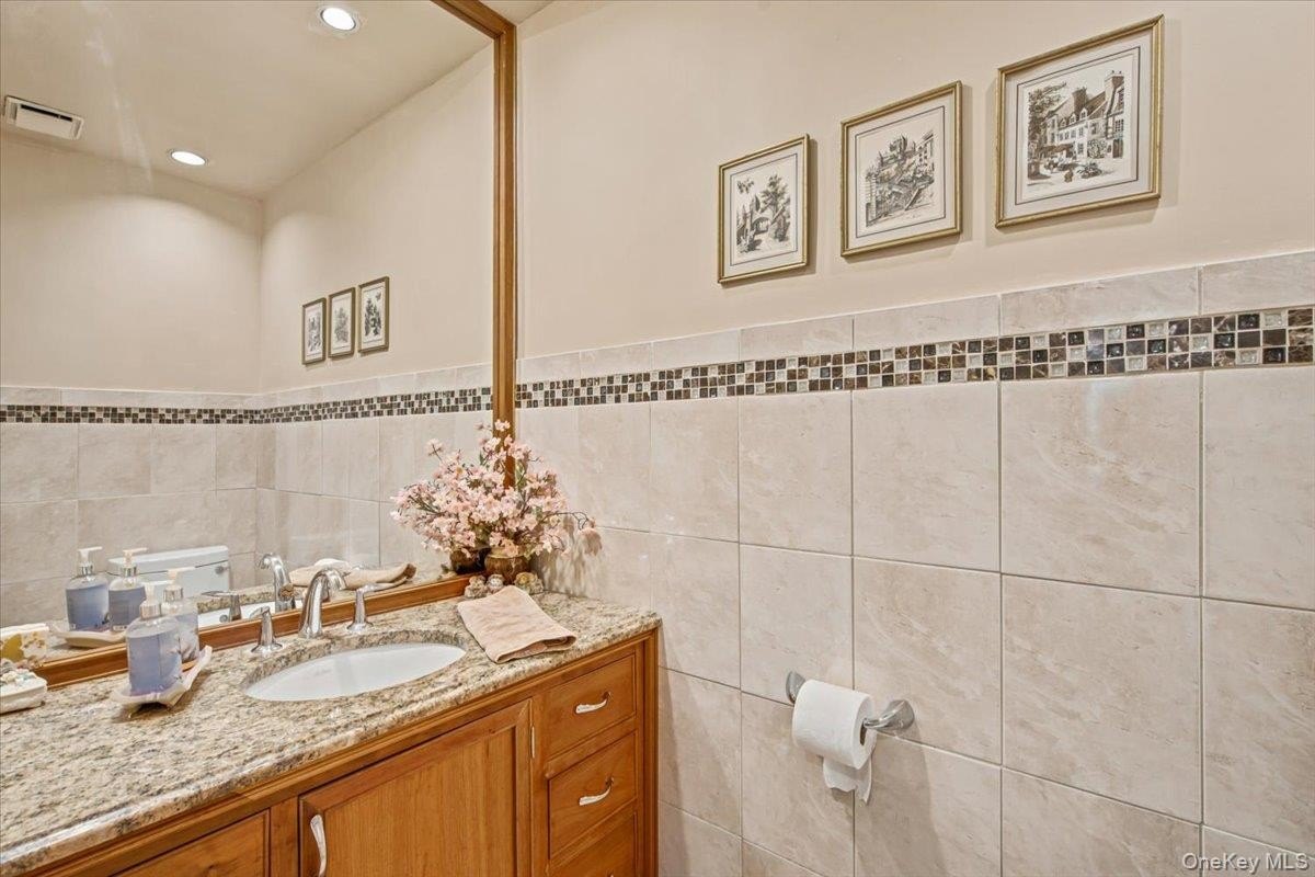 24 24 Overlook Road, Great Neck, New York, 11020, USA, 3 Bedrooms Bedrooms, ,3 BathroomsBathrooms,Residential,For Sale,24 Overlook Road,1018683