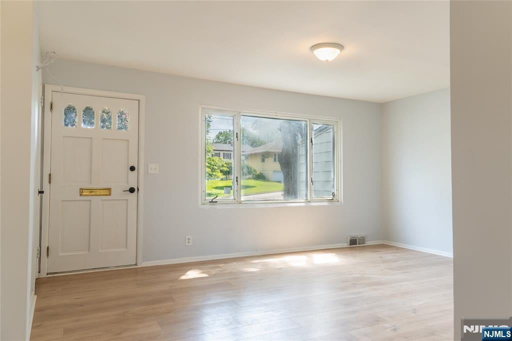 Welcome to 25 Lakeview Drive in Emerson! This beautifully renovated 3- – image 14