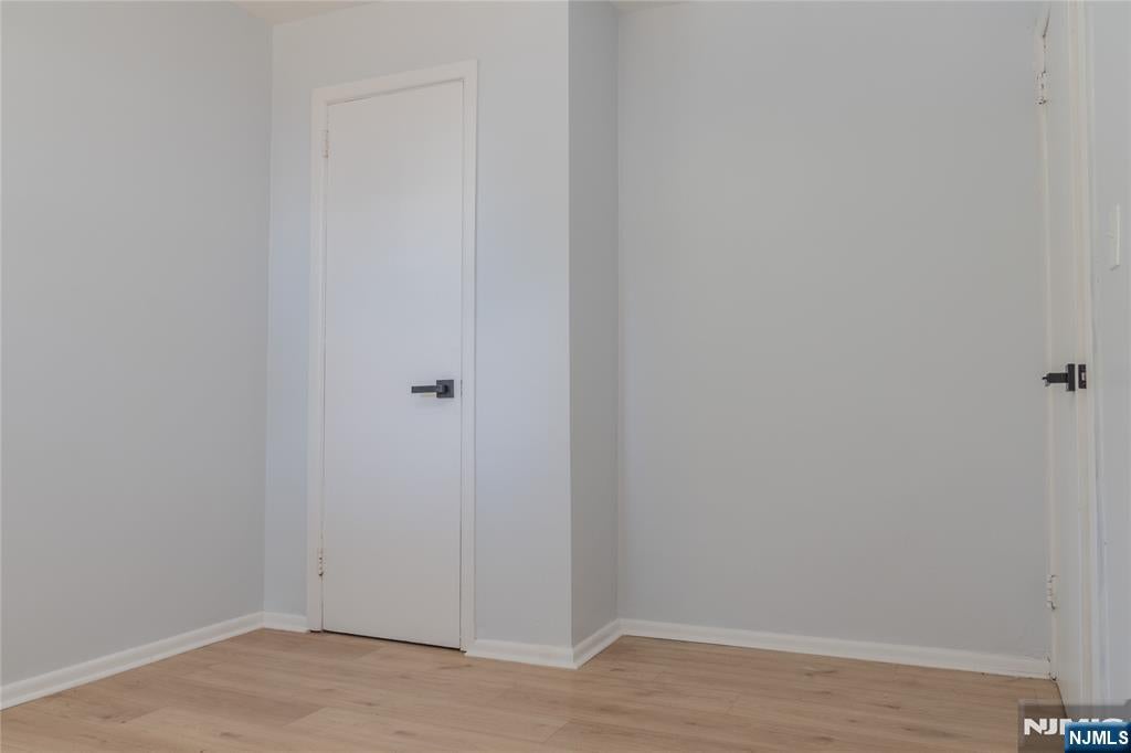 Welcome to 25 Lakeview Drive in Emerson! This beautifully renovated 3- – image 35