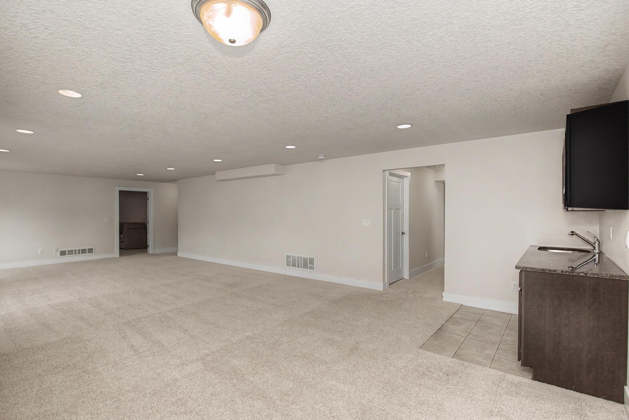Beautifully crafted 1-story walk-out home in the highly desirable Sout – image 29