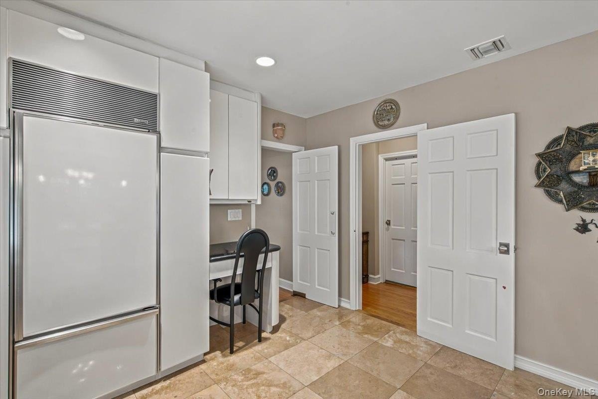 24 24 Overlook Road, Great Neck, New York, 11020, USA, 3 Bedrooms Bedrooms, ,3 BathroomsBathrooms,Residential,For Sale,24 Overlook Road,1018683