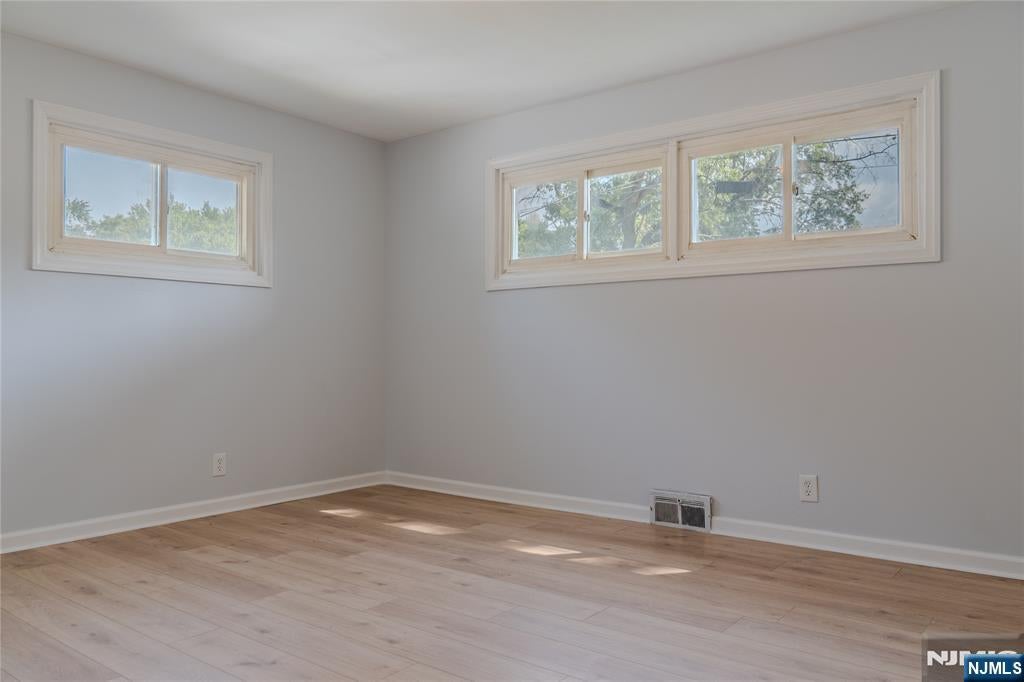 Welcome to 25 Lakeview Drive in Emerson! This beautifully renovated 3- – image 24