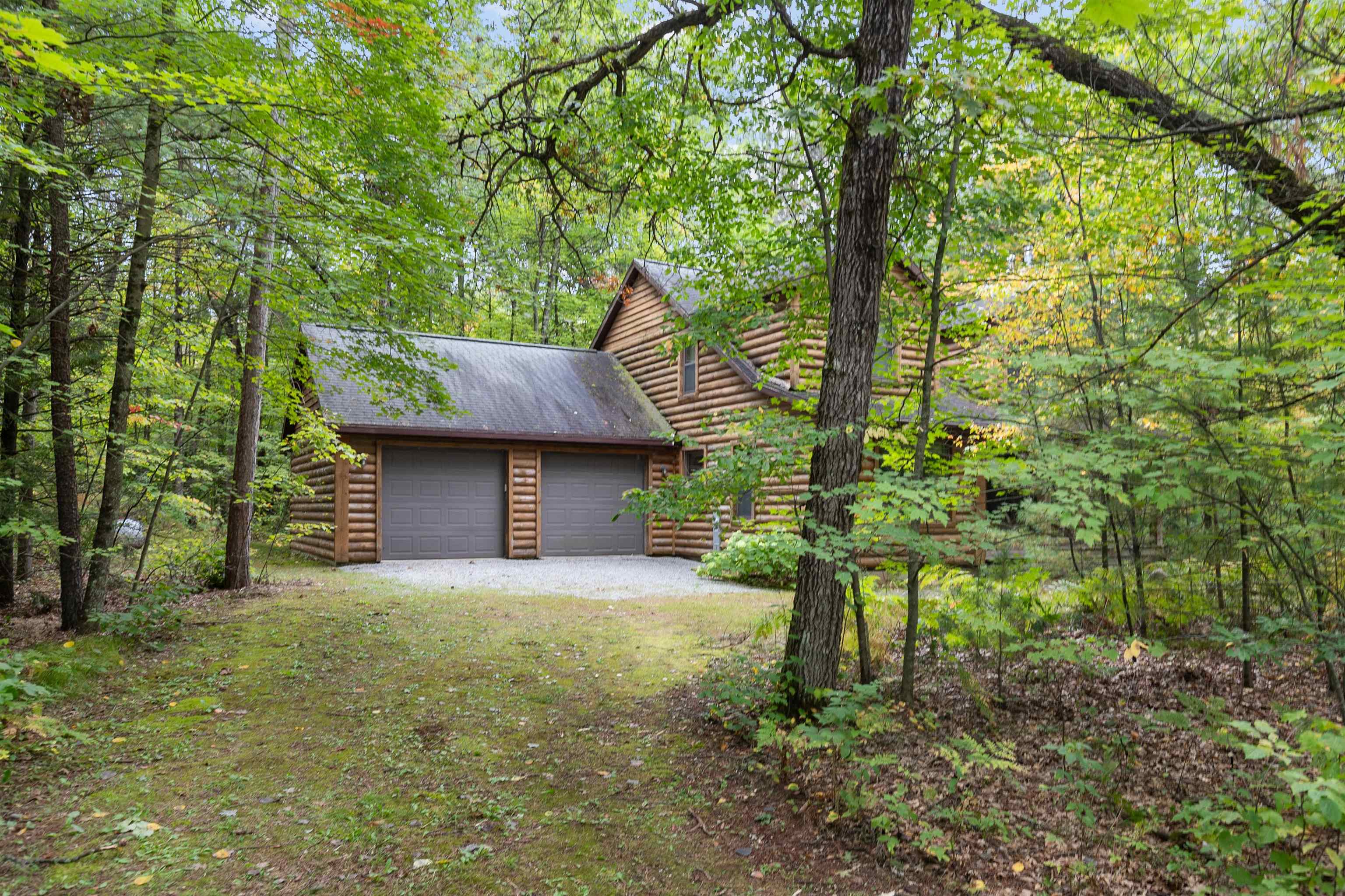 Experience the best of Legend Lake in this charming 1.5-story cottage. – image 2